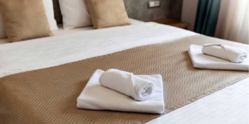 होटल टॉवल शिष्टाचार: बाथ, फेस और हैंड टॉवल के उपयोग को समझें