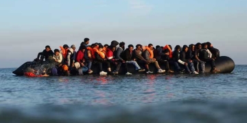 ब्रिटेन देगा फ्रांस को ८९२ मिलियन डॉलर, अवैध प्रवासी पारगमन रोकने के लिए बड़ा समझौता