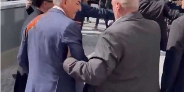 बर्लिन में ईरान के निर्वासित क्राउन प्रिंस रेज़ा पहलवी पर टमाटर केचप फेंका गया, जांच शुरू