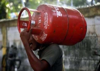 गैस सिलेंडर की होम डिलीवरी फिर शुरू, गांवों में आसान हुई आपूर्ति व्यवस्था