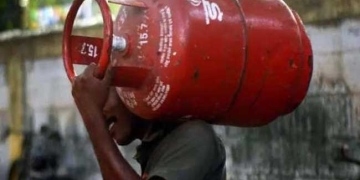 गैस सिलेंडर की होम डिलीवरी फिर शुरू, गांवों में आसान हुई आपूर्ति व्यवस्था