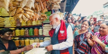 पश्चिम बंगाल रैली के दौरान पीएम मोदी ने लिया झलमुड़ी का स्वाद, स्थानीय लोगों से किया संवाद