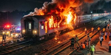 चारमीनार एक्सप्रेस के कोच में भीषण आग, यात्रियों में अफरा-तफरी; बड़ा हादसा टला