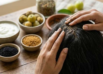 रूखे और बेजान बालों के लिए घरेलू उपाय: दही वाला हर्बल हेयर मास्क