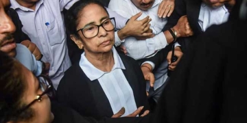 ममता बनर्जी वकील के रूप में उच्च न्यायालय पहुँचीं, बार काउंसिल ने माँगा प्रमाणपत्र