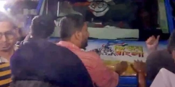 “ममता बनर्जी इसमें कुछ लाईं हैं”—भड़की भीड़, टीएमसी का वाहन रोका