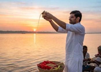 सूर्य को अर्घ्य और दान: केवल उपाय नहीं, आत्मशुद्धि का मार्ग