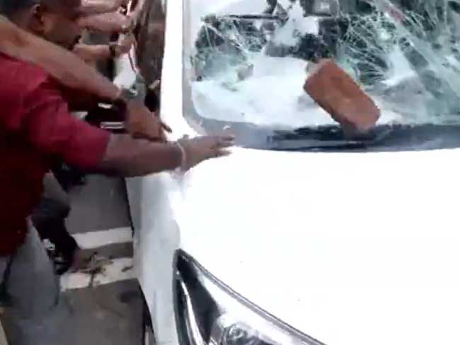 केरल में ईडी कार्रवाई के बाद हिंसा, पूर्व मुख्यमंत्री पिनराई विजयन के आवास के बाहर पथराव