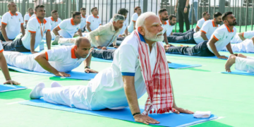 कोलकाता में भव्य आयोजन, हजारों लोगों के बीच पीएम मोदी ने किया योग