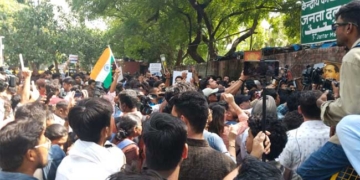 ‘कॉकरोच जनता पार्टी’ का जंतर-मंतर पर हंगामा