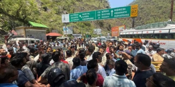 कर्णप्रयाग में हिंसक झड़प: तलवारें निकलने के बाद भिड़ंत, कई लोग जख्मी; बदरीनाथ यात्रा बाधित