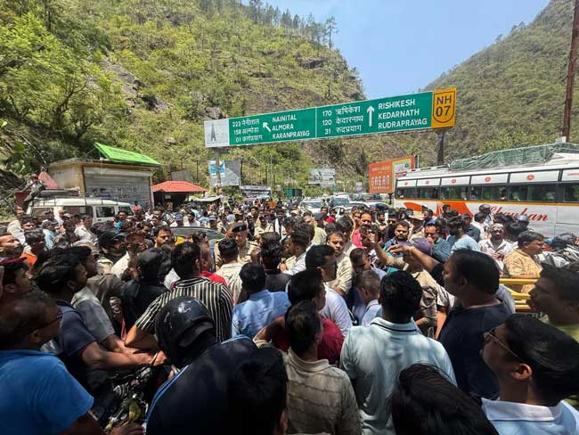 कर्णप्रयाग में हिंसक झड़प: तलवारें निकलने के बाद भिड़ंत, कई लोग जख्मी; बदरीनाथ यात्रा बाधित