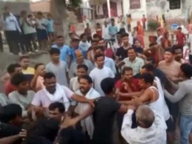 भंडारे के सामने ताजिया जुलूस का संगीत बजाने पर विवाद, पथराव में चार घायल