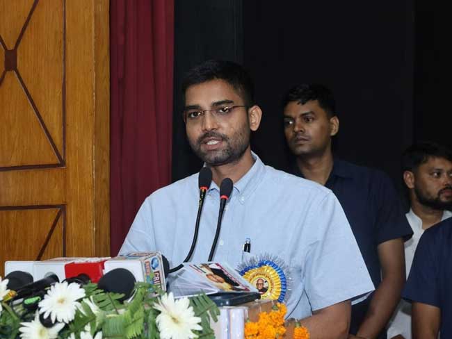 सुप्रीम कोर्ट के नोटिस के बीच बोले दीपक प्रकाश – पहले भी मंत्री था, अब भी हूं