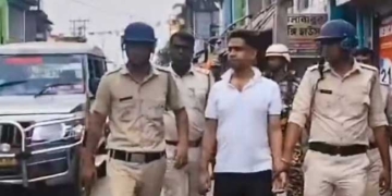 ‘झुकेगा नहीं’ कहने वाले टीएमसी नेता जहांगीर खान को पुलिस ने सड़कों पर घुमाया