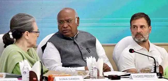 कांग्रेस ने खोले ‘घर वापसी’ के दरवाजे, विपक्षी दलों के विलय की चर्चाएं तेज