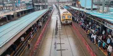 मूसलाधार बारिश से मुंबई बेहाल, रेलवे ट्रैक जलमग्न; अंधेरी सबवे बंद