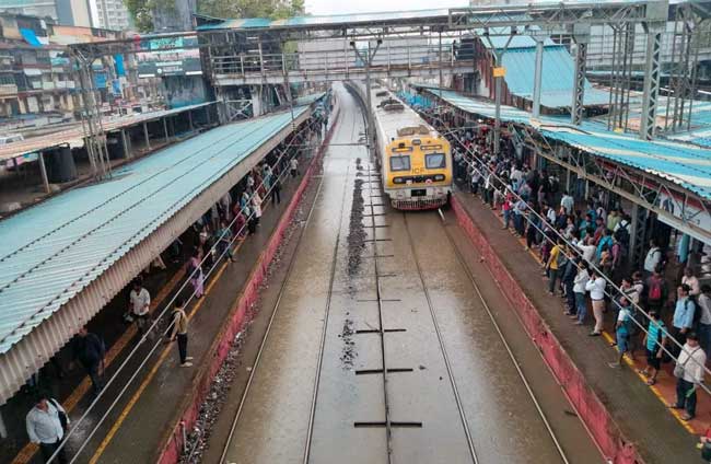 मूसलाधार बारिश से मुंबई बेहाल, रेलवे ट्रैक जलमग्न; अंधेरी सबवे बंद