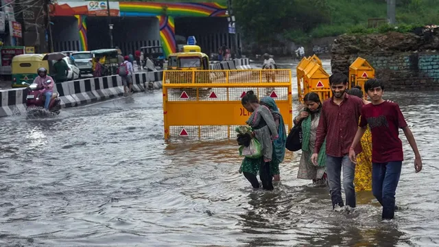 मुंबई में मानसून की धमाकेदार एंट्री, आज दिल्ली-यूपी में भारी बारिश-आंधी का अलर्ट