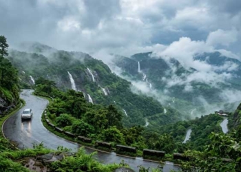 भीगी सड़कों से सुकून तक: मानसून रोड ट्रिप्स का जादू