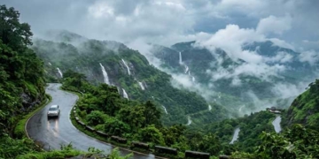 भीगी सड़कों से सुकून तक: मानसून रोड ट्रिप्स का जादू