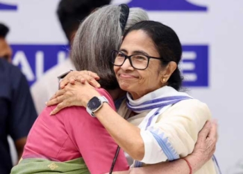 इंडिया ब्लॉक बैठक में सोनिया गांधी ने ममता बनर्जी को लगाया गले, एकता का संदेश