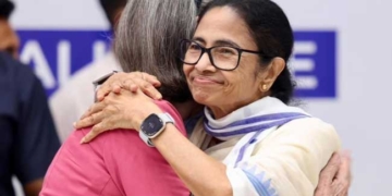 इंडिया ब्लॉक बैठक में सोनिया गांधी ने ममता बनर्जी को लगाया गले, एकता का संदेश