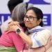 इंडिया ब्लॉक बैठक में सोनिया गांधी ने ममता बनर्जी को लगाया गले, एकता का संदेश