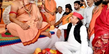 शंकराचार्य से मिले अखिलेश यादव, गोसंरक्षण और राम मंदिर मुद्दे पर सरकार को घेरा