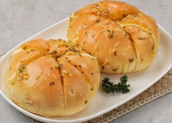 चीजी कोरियन बन: हर बाइट में पिघलता चीज़ और मुलायम स्वाद