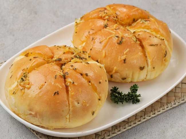 चीजी कोरियन बन: हर बाइट में पिघलता चीज़ और मुलायम स्वाद