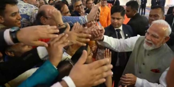 जकार्ता में प्रधानमंत्री मोदी का भव्य स्वागत, प्रवासी भारतीयों ने किया गर्मजोशी से अभिनंदन