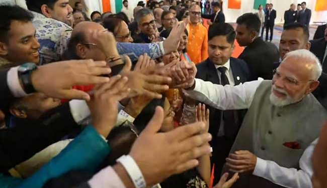 जकार्ता में प्रधानमंत्री मोदी का भव्य स्वागत, प्रवासी भारतीयों ने किया गर्मजोशी से अभिनंदन