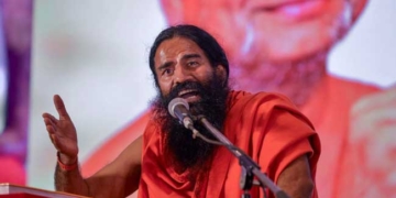बाबा रामदेव के बयान से गरमाई सियासत, हिंदू राष्ट्र मुद्दे पर छिड़ी नई बहस