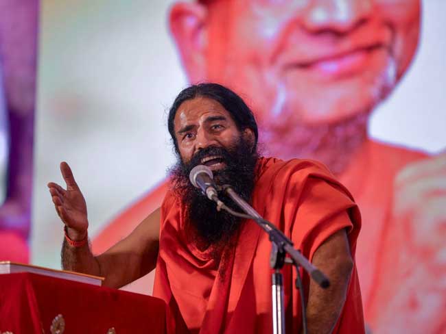 बाबा रामदेव के बयान से गरमाई सियासत, हिंदू राष्ट्र मुद्दे पर छिड़ी नई बहस