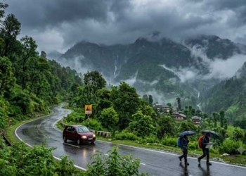 बारिश में पहाड़ों की यात्रा: खूबसूरती के साथ सुरक्षा का रखें ध्यान