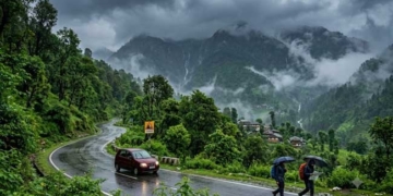 बारिश में पहाड़ों की यात्रा: खूबसूरती के साथ सुरक्षा का रखें ध्यान